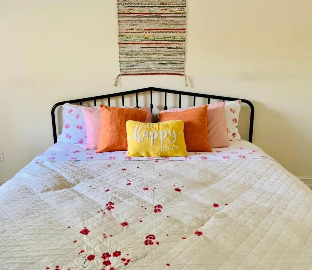 Sunny And Relaxing 2br With Parking! Apartment