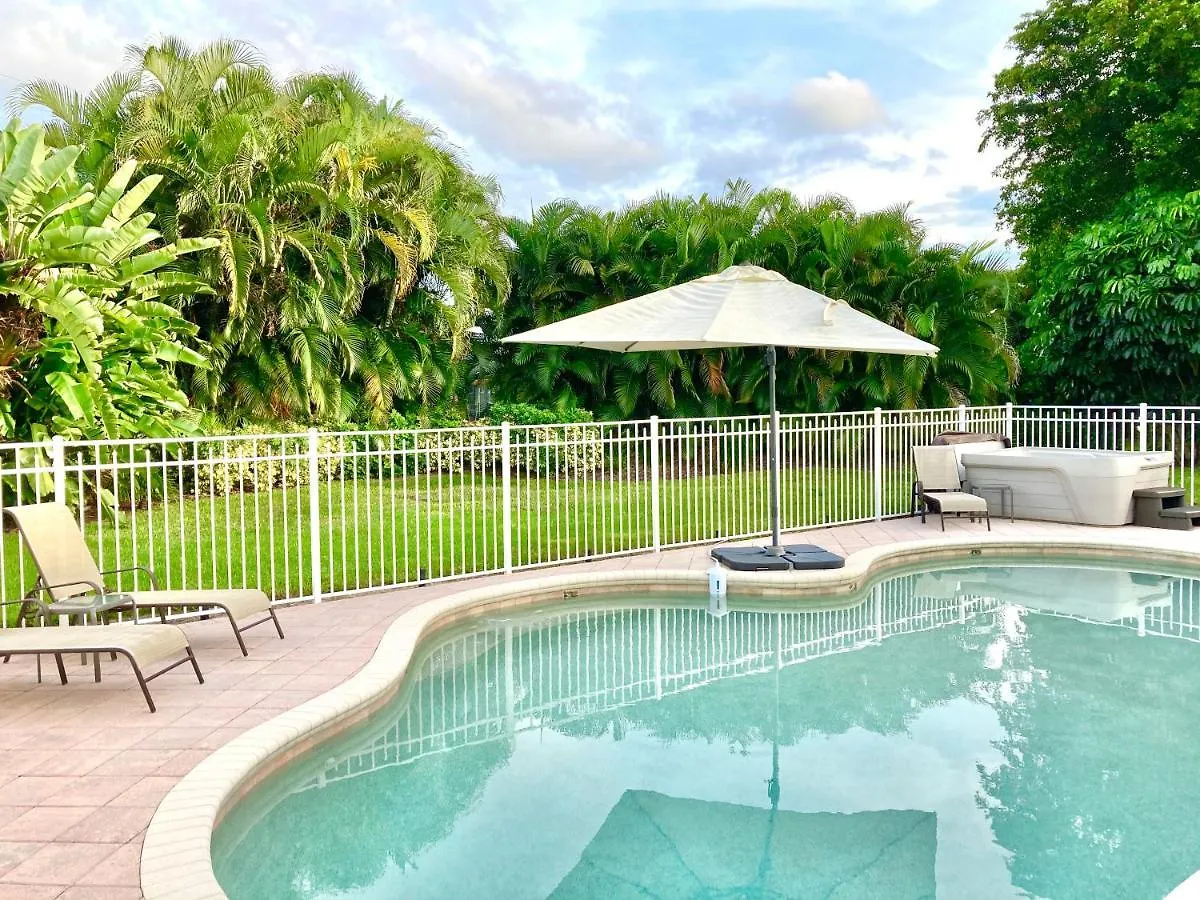 Villa Comfortably Chic Pool Retreat