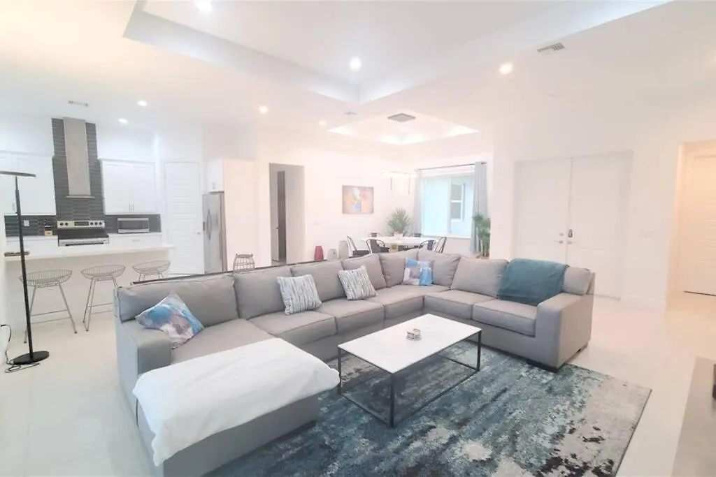 Exquisite 4 Beds With Heated Pool & Jacuzzi Villa