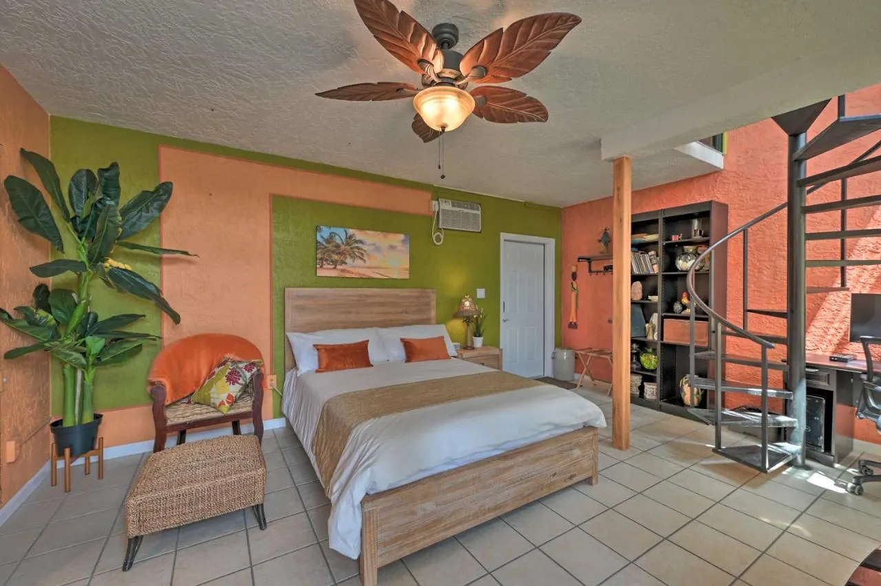 Apartment Relaxing Waterfront 2-story Retreat With Pool Access