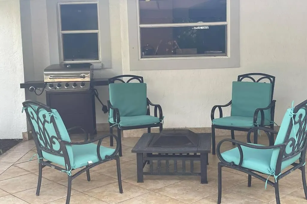 Cheerfull 4/bed/ 3 Bath / Pool / Location Villa *