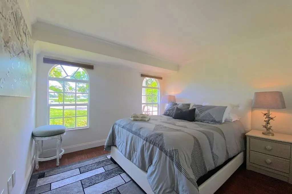 Cheerfull 4/bed/ 3 Bath / Pool / Location Naples