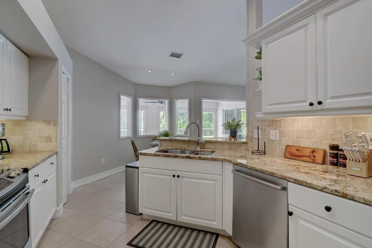 Semesterbostad Piccadilly House - Beautiful Updated Home, Private Pool, Minutes From Downtown 5th Ave & Beaches!!! North Naples