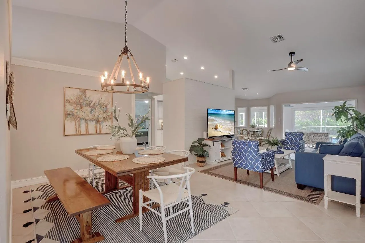 Piccadilly House - Beautiful Updated Home, Private Pool, Minutes From Downtown 5th Ave & Beaches!!! North Naples