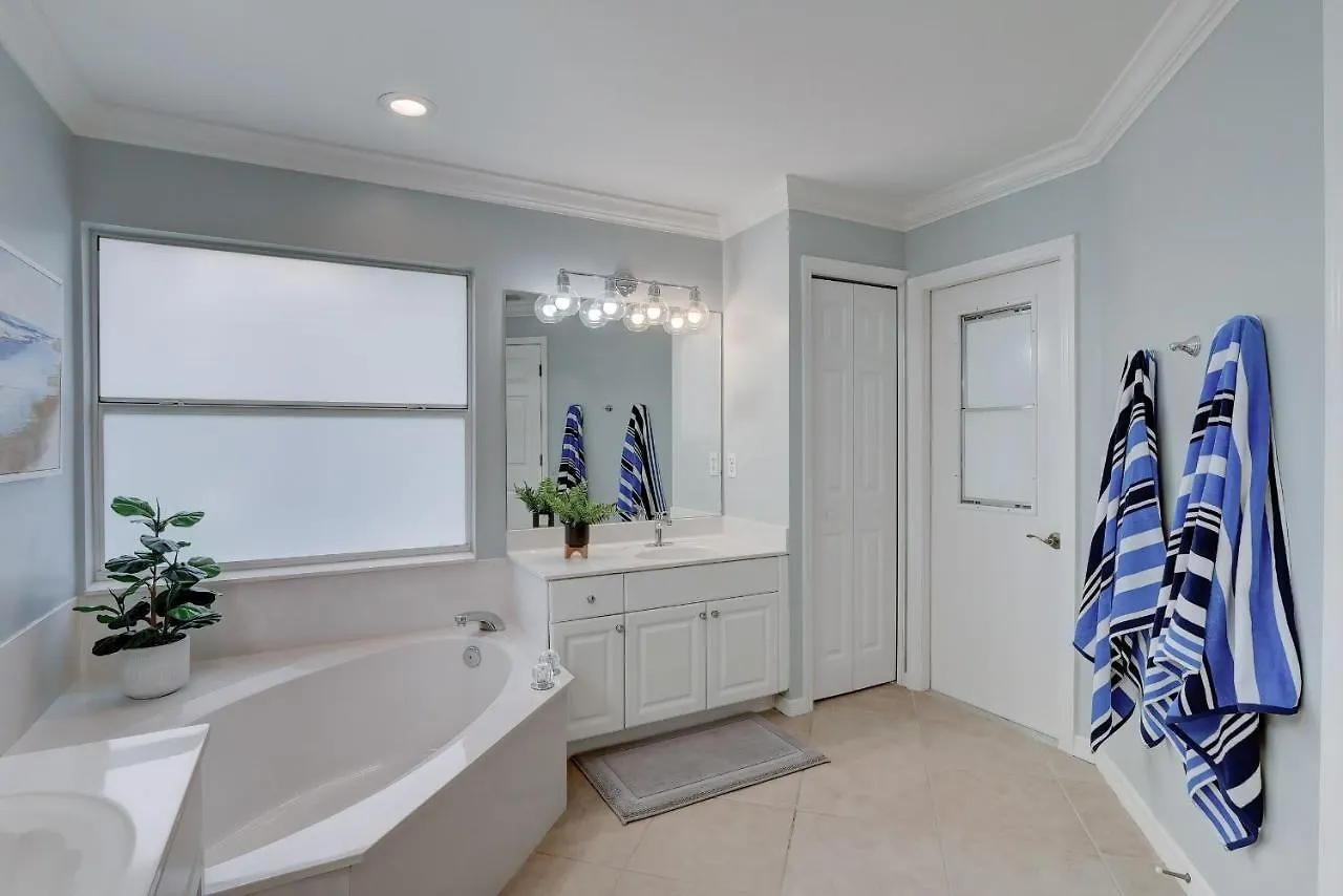 Piccadilly House - Beautiful Updated Home, Private Pool, Minutes From Downtown 5th Ave & Beaches!!! * North Naples