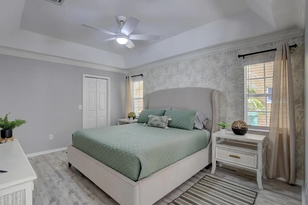 Semesterbostad Piccadilly House - Beautiful Updated Home, Private Pool, Minutes From Downtown 5th Ave & Beaches!!!