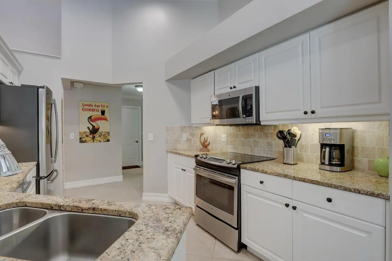 Piccadilly House - Beautiful Updated Home, Private Pool, Minutes From Downtown 5th Ave & Beaches!!! North Naples