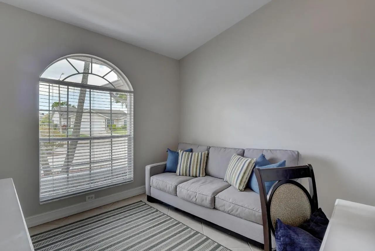 Piccadilly House - Beautiful Updated Home, Private Pool, Minutes From Downtown 5th Ave & Beaches!!! Semesterbostad *