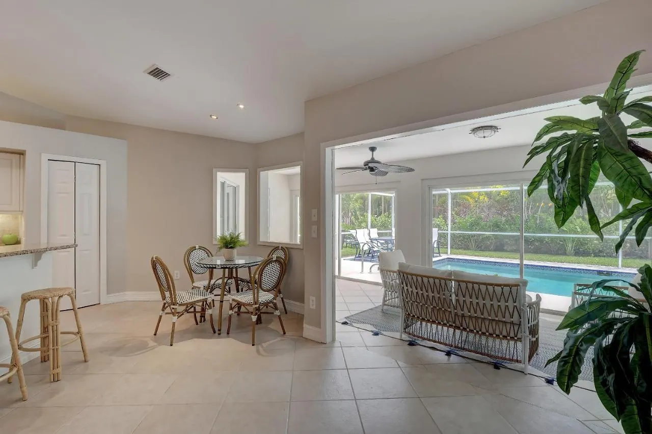 Semesterbostad Piccadilly House - Beautiful Updated Home, Private Pool, Minutes From Downtown 5th Ave & Beaches!!! North Naples