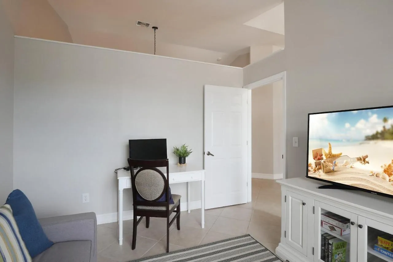 Piccadilly House - Beautiful Updated Home, Private Pool, Minutes From Downtown 5th Ave & Beaches!!! North Naples