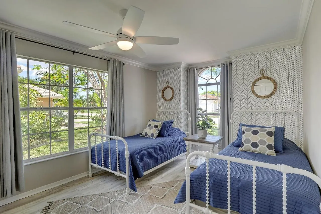 Piccadilly House - Beautiful Updated Home, Private Pool, Minutes From Downtown 5th Ave & Beaches!!! North Naples