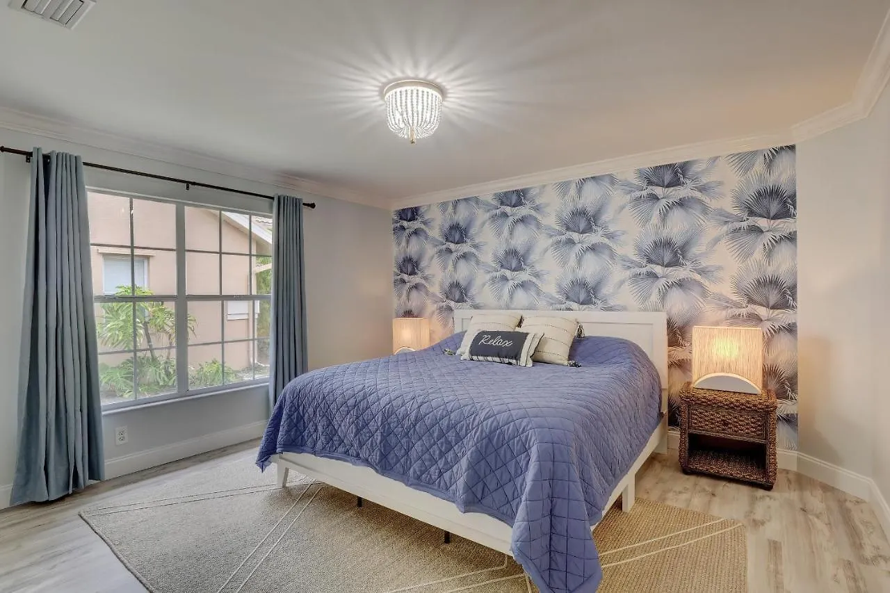 Semesterbostad Piccadilly House - Beautiful Updated Home, Private Pool, Minutes From Downtown 5th Ave & Beaches!!!