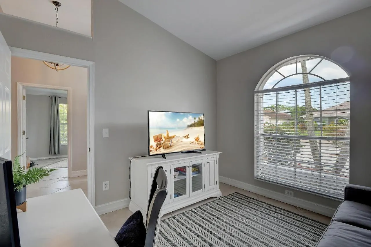 Piccadilly House - Beautiful Updated Home, Private Pool, Minutes From Downtown 5th Ave & Beaches!!! Semesterbostad