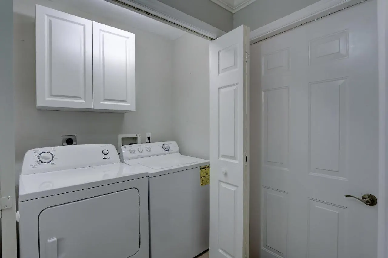 Piccadilly House - Beautiful Updated Home, Private Pool, Minutes From Downtown 5th Ave & Beaches!!! Semesterbostad *