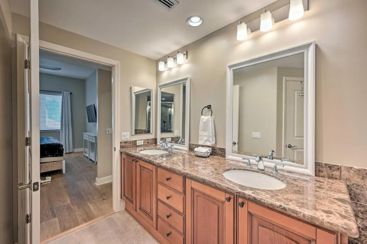 Luxe Bay Near Fifth Ave! Naples