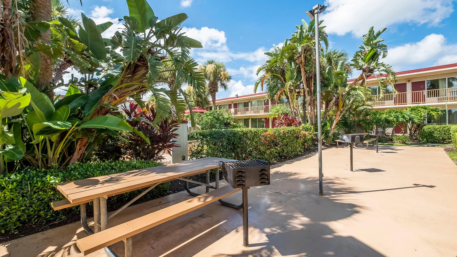 Red Roof Plus+ & Downtown-5th Ave S Hotel 3*