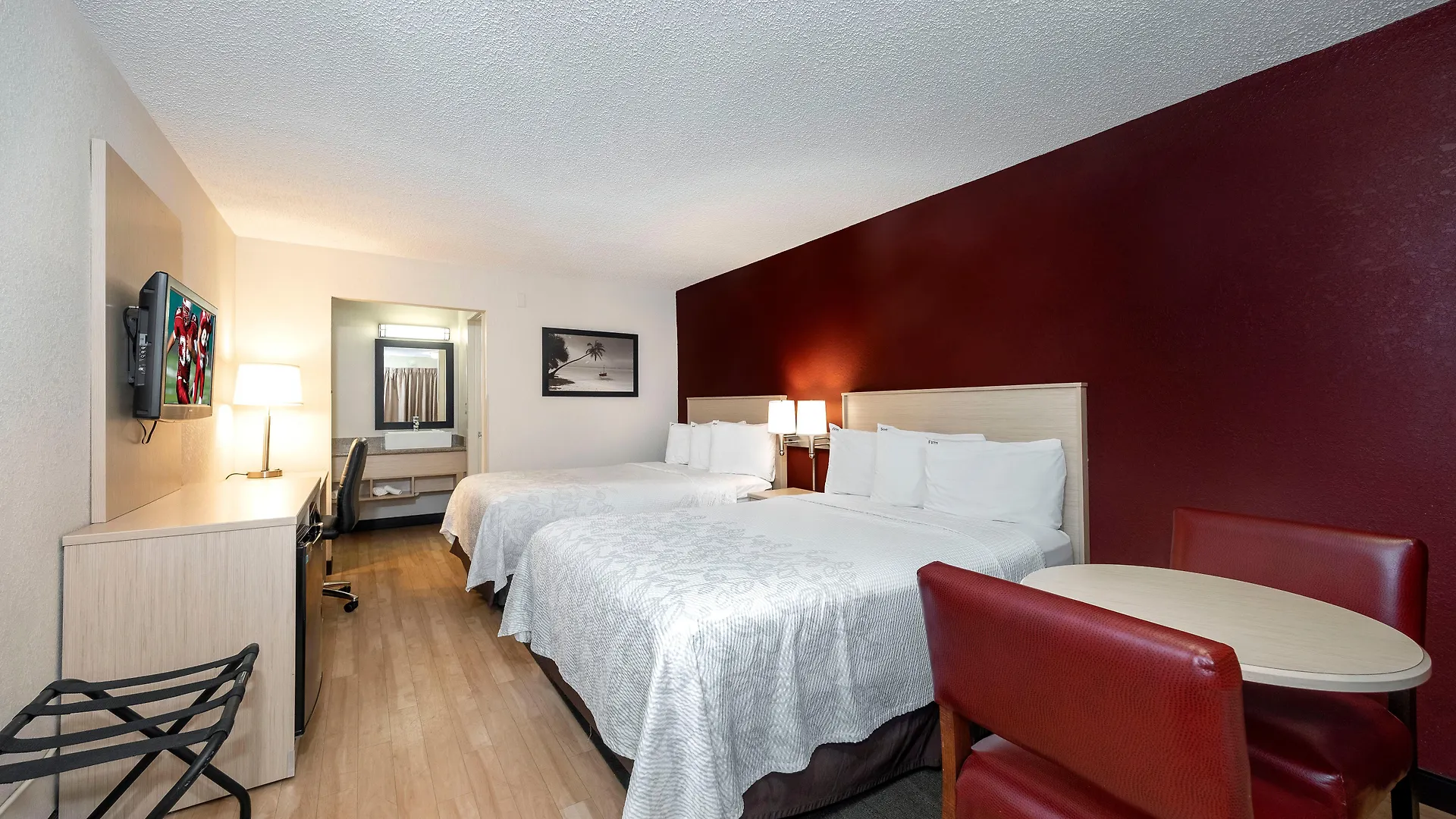 Red Roof Plus+ & Downtown-5th Ave S Hotel 3*