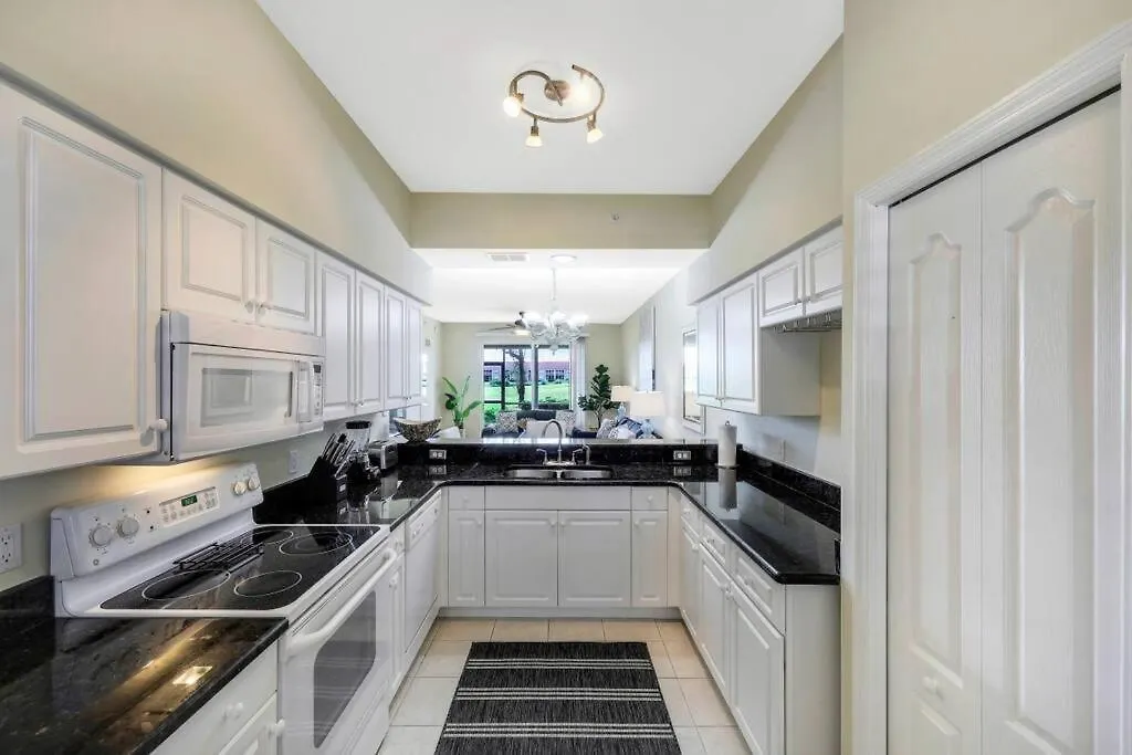 Beautiful 2 Bedroom W/ Golf Membership Included Apartment *