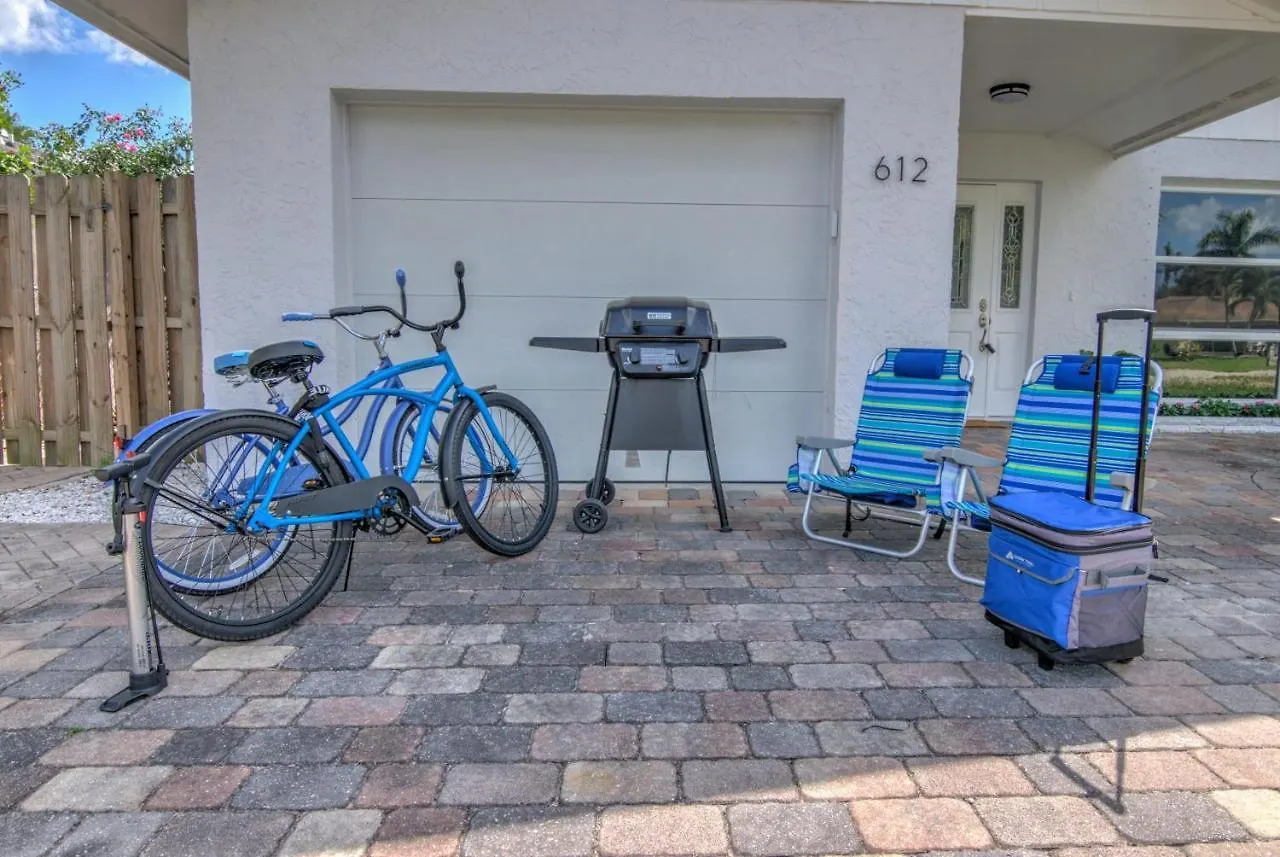 Relax Poolside & Walk Or Bike To The From Amazing Pool Home! Holiday home *