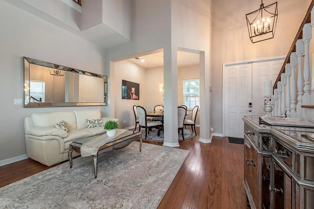 Vacation With Pool. 4 Bedrooms. Sleeps 10 Holiday home Naples