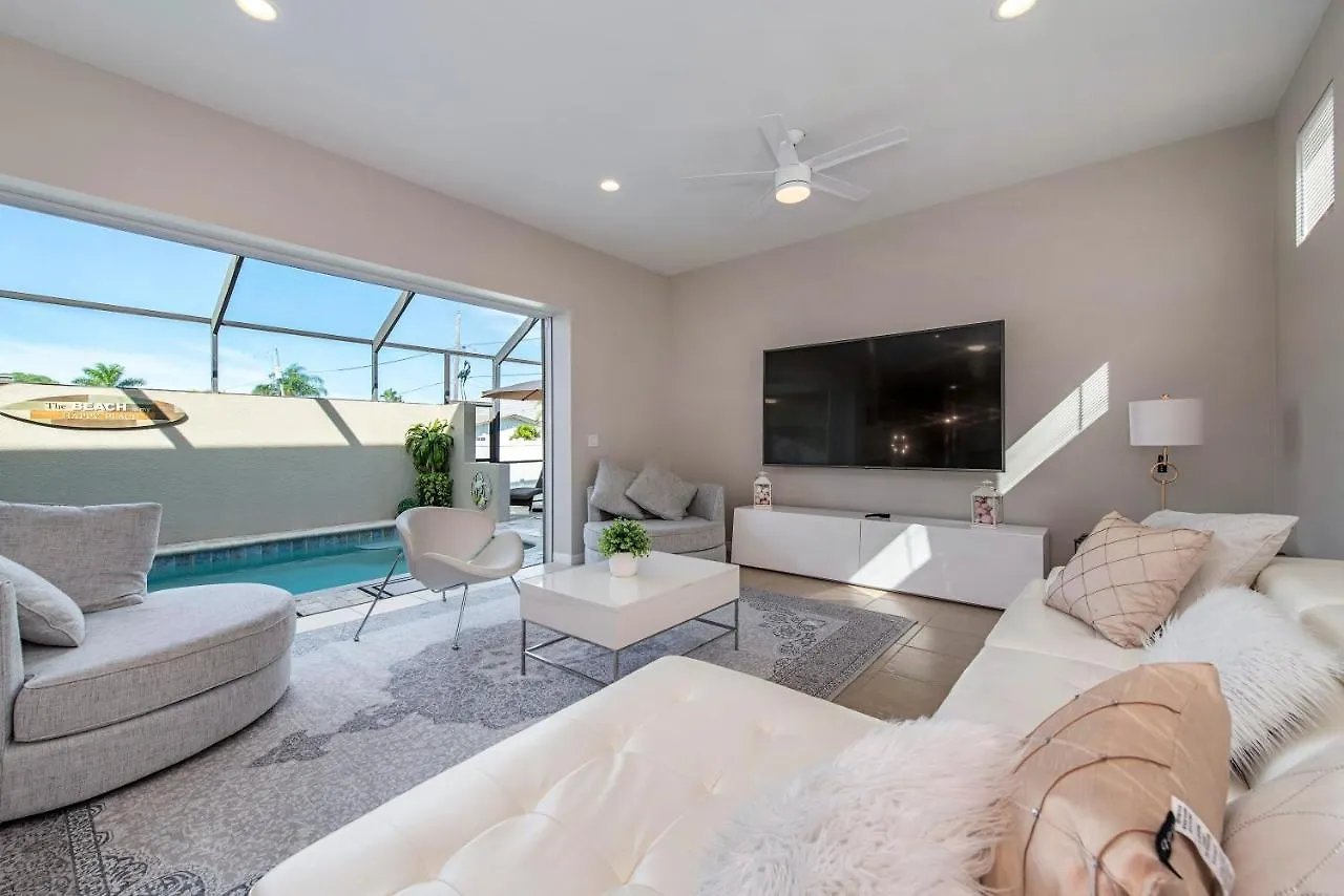 Vacation With Pool. 4 Bedrooms. Sleeps 10 Holiday home