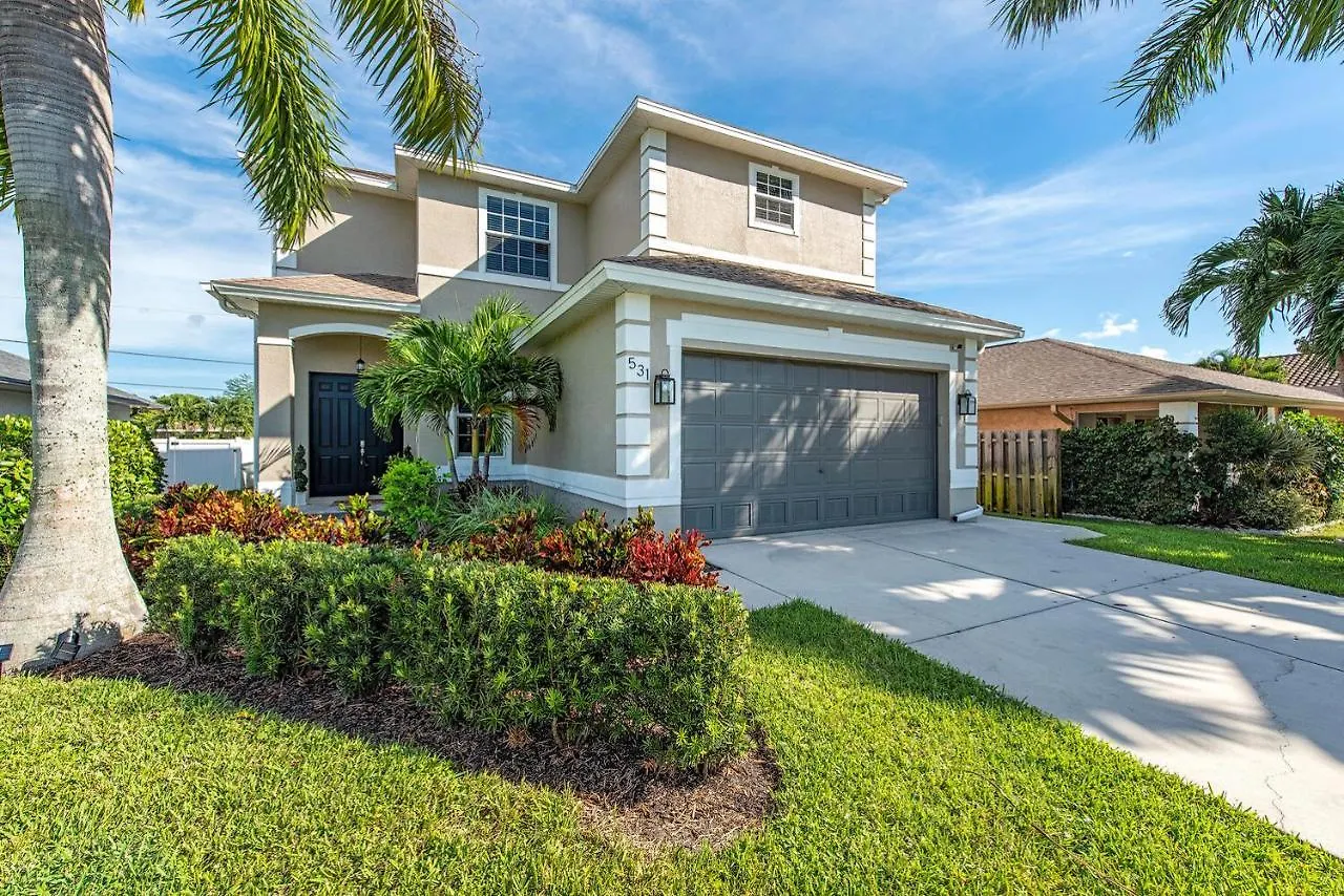 Vacation With Pool. 4 Bedrooms. Sleeps 10 Holiday home Naples