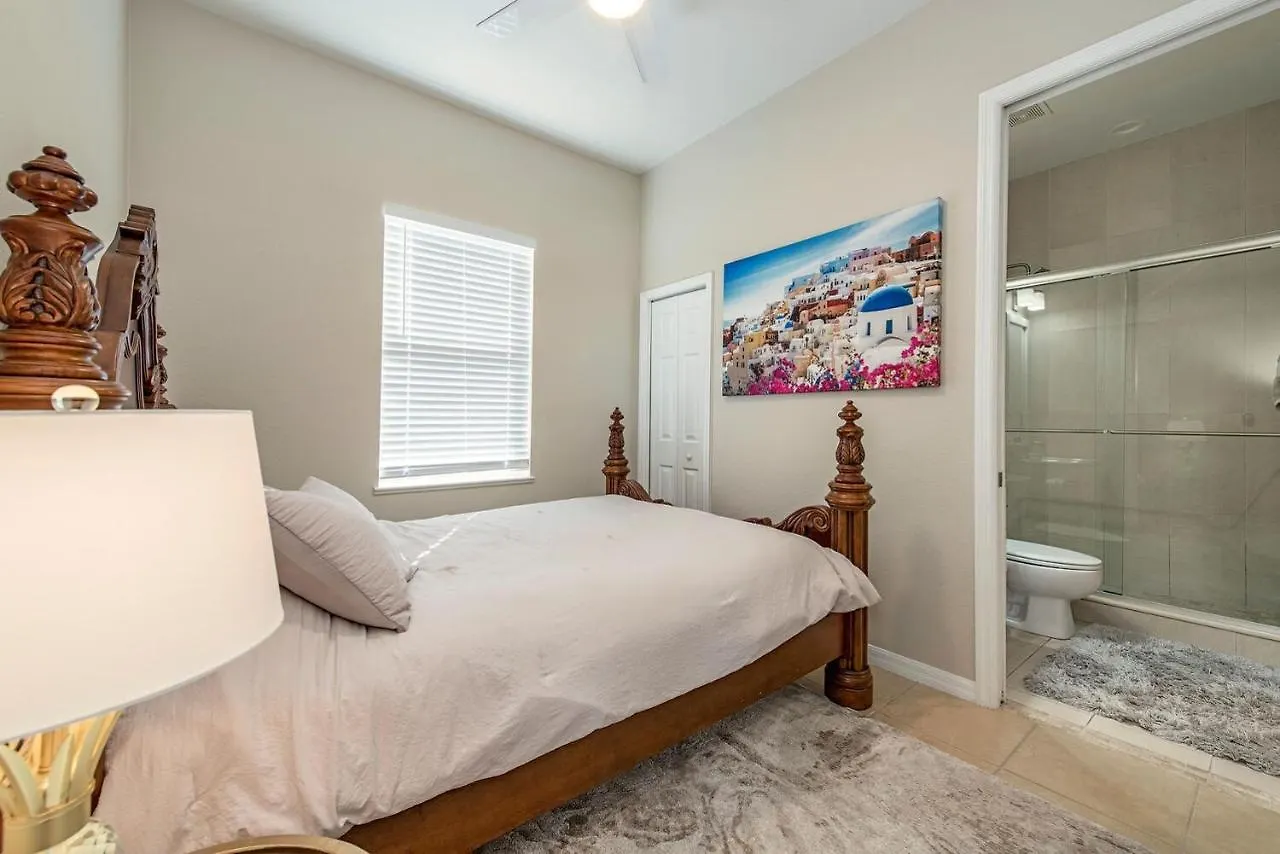 Vacation With Pool. 4 Bedrooms. Sleeps 10 Holiday home Naples