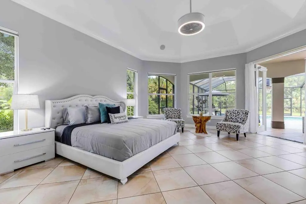Luxury Home, Close To The And Heated Pool. Holiday home