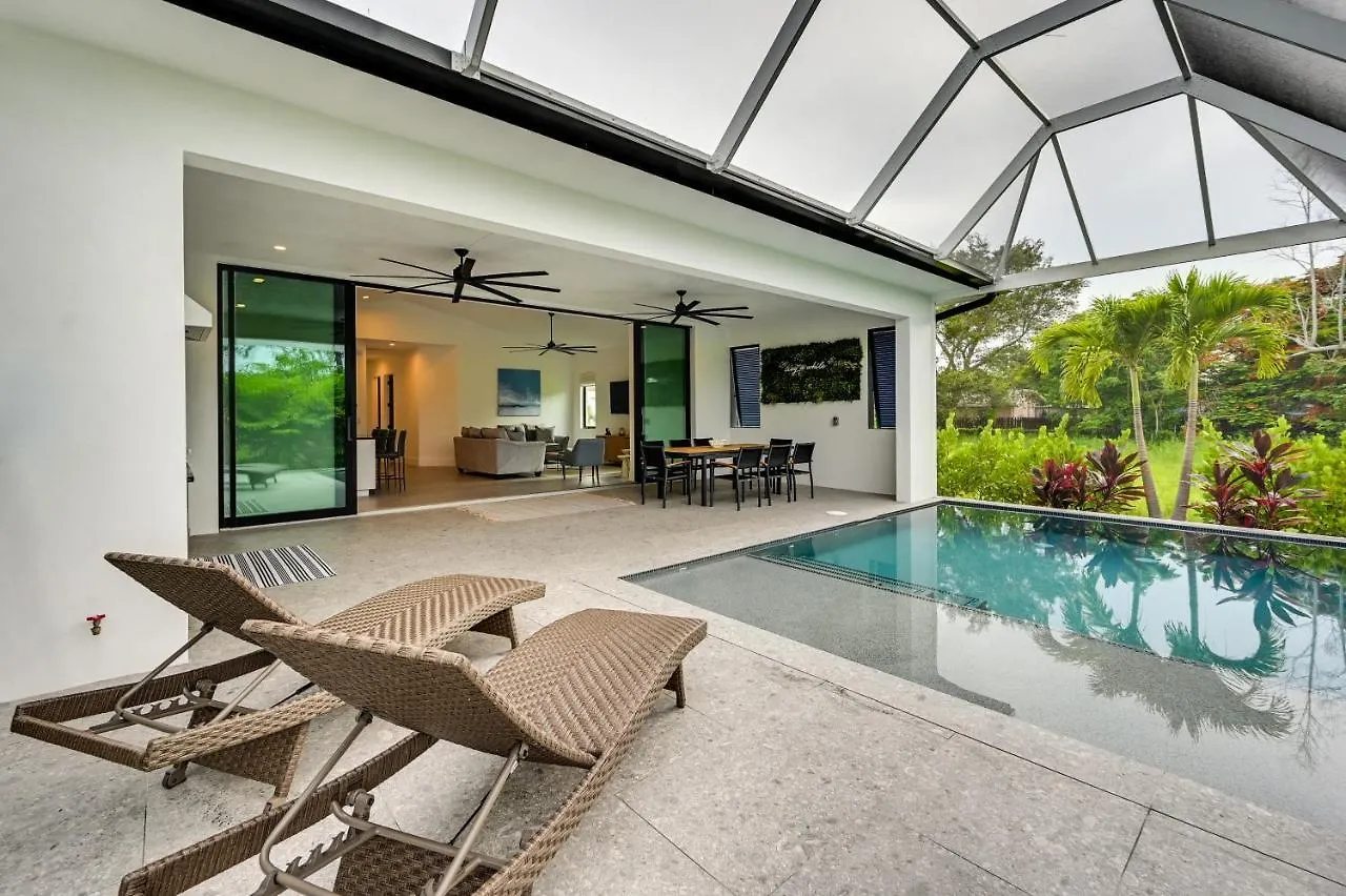 Σπίτι διακοπών Contemporary With Outdoor Kitchen And Pool *