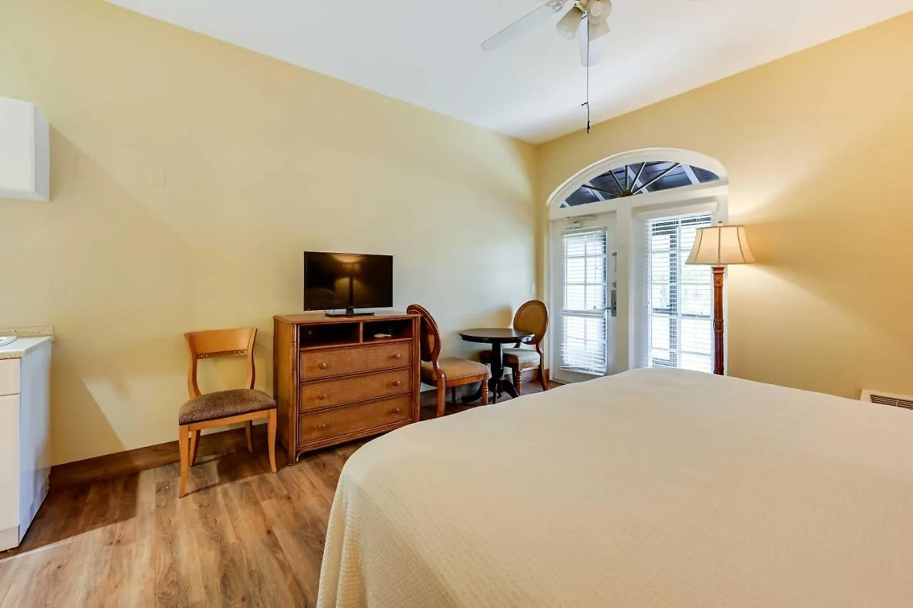 Escape With Community Pool And Marina View! Apartment