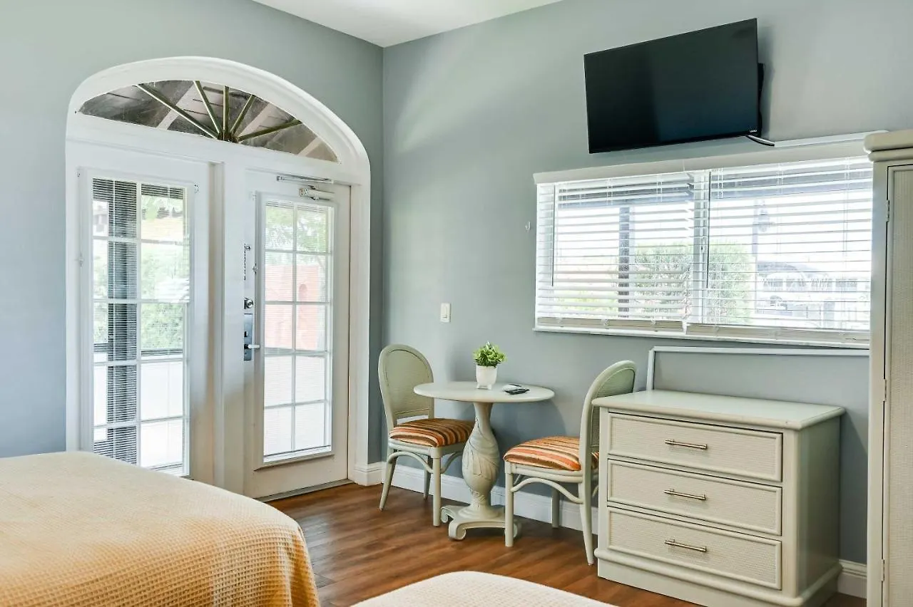 With Screened Patio And Amenities Apartment Naples