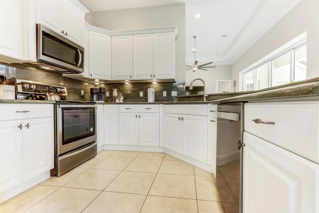 Holiday home Modern W Screened Pool, Hot Tub, & Comm Amenities! Naples