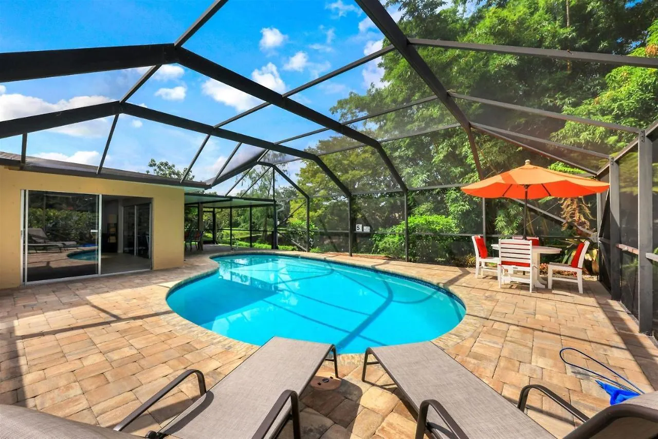 Holiday home Lakefront, Pool, Outdoor Kitchen, Lush Garden
