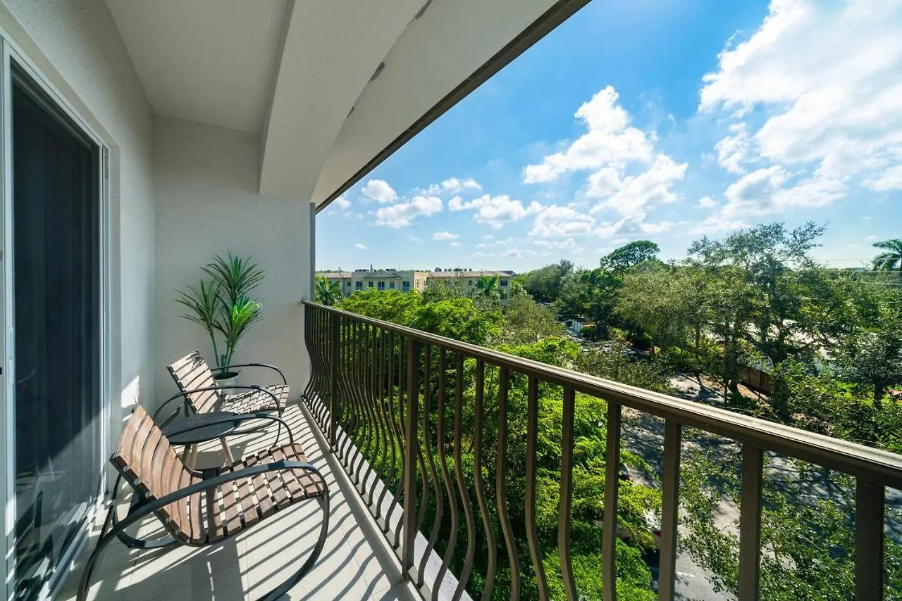 Stylish In Fantastic Location! Naples
