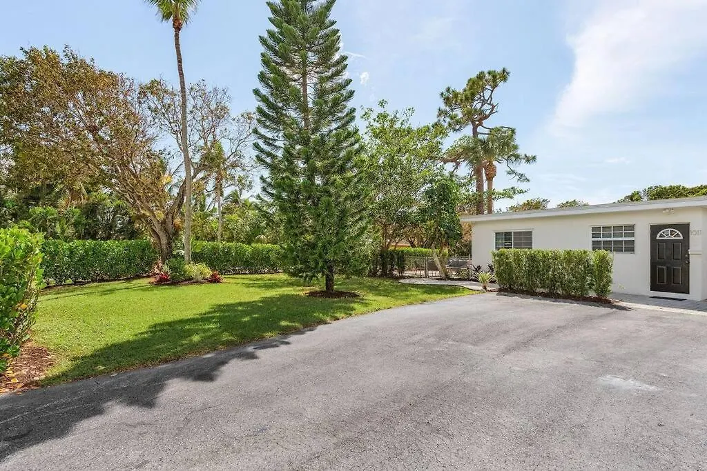 Lovely 2-bdr W/patio, Park! Holiday home