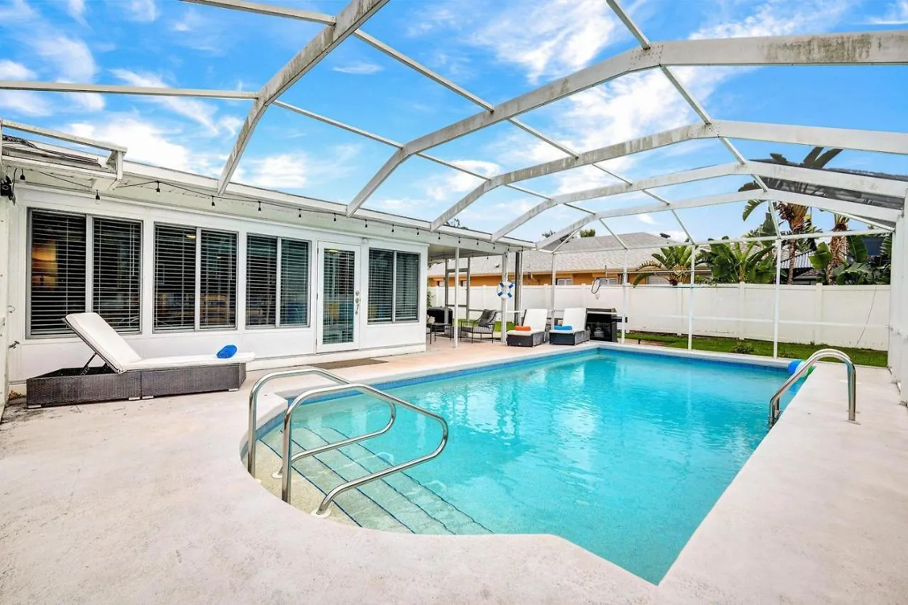 Holiday home Daze - Summer Sale! Southern Facing Pool, Walk To The - No Ian Damage!