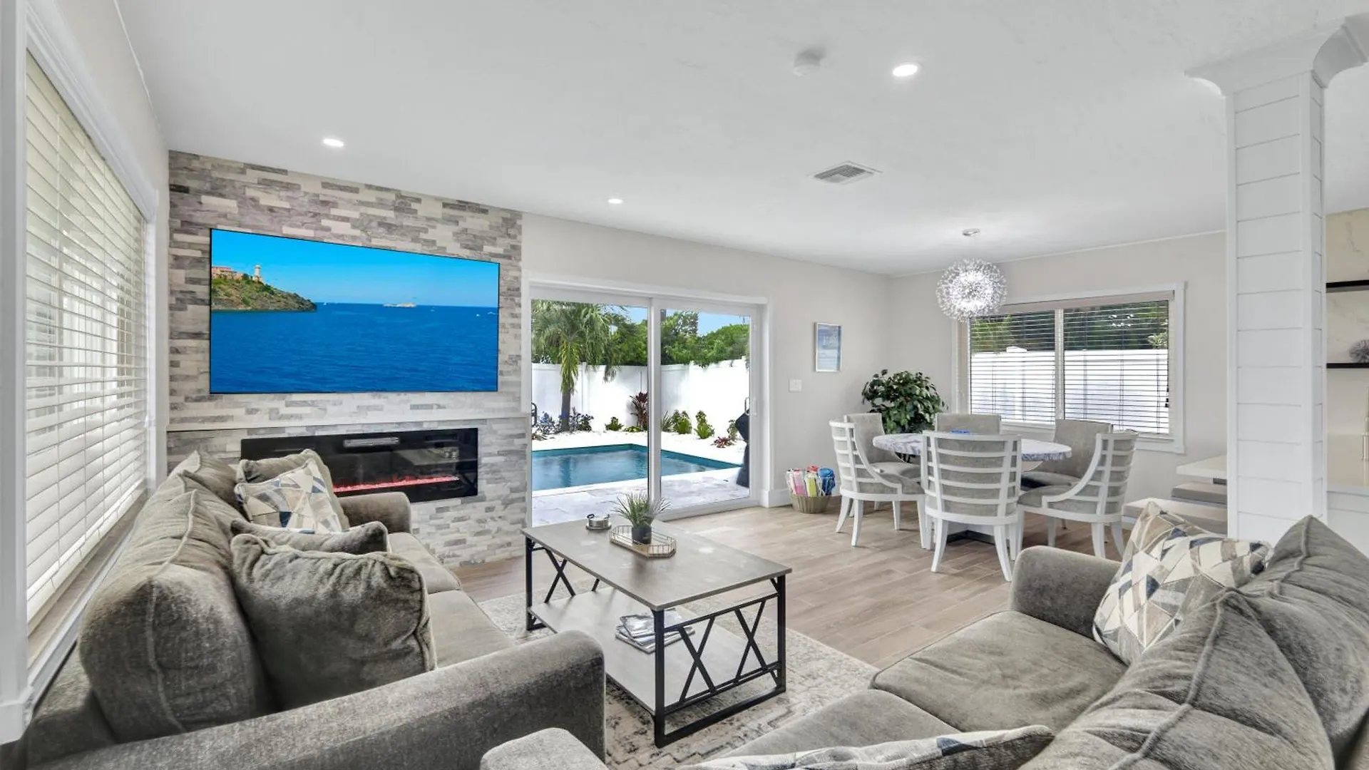 January Sale! Palm Tree Paradise - 1 Mile To The Beach! Beautiful Heated Pool! * Naples