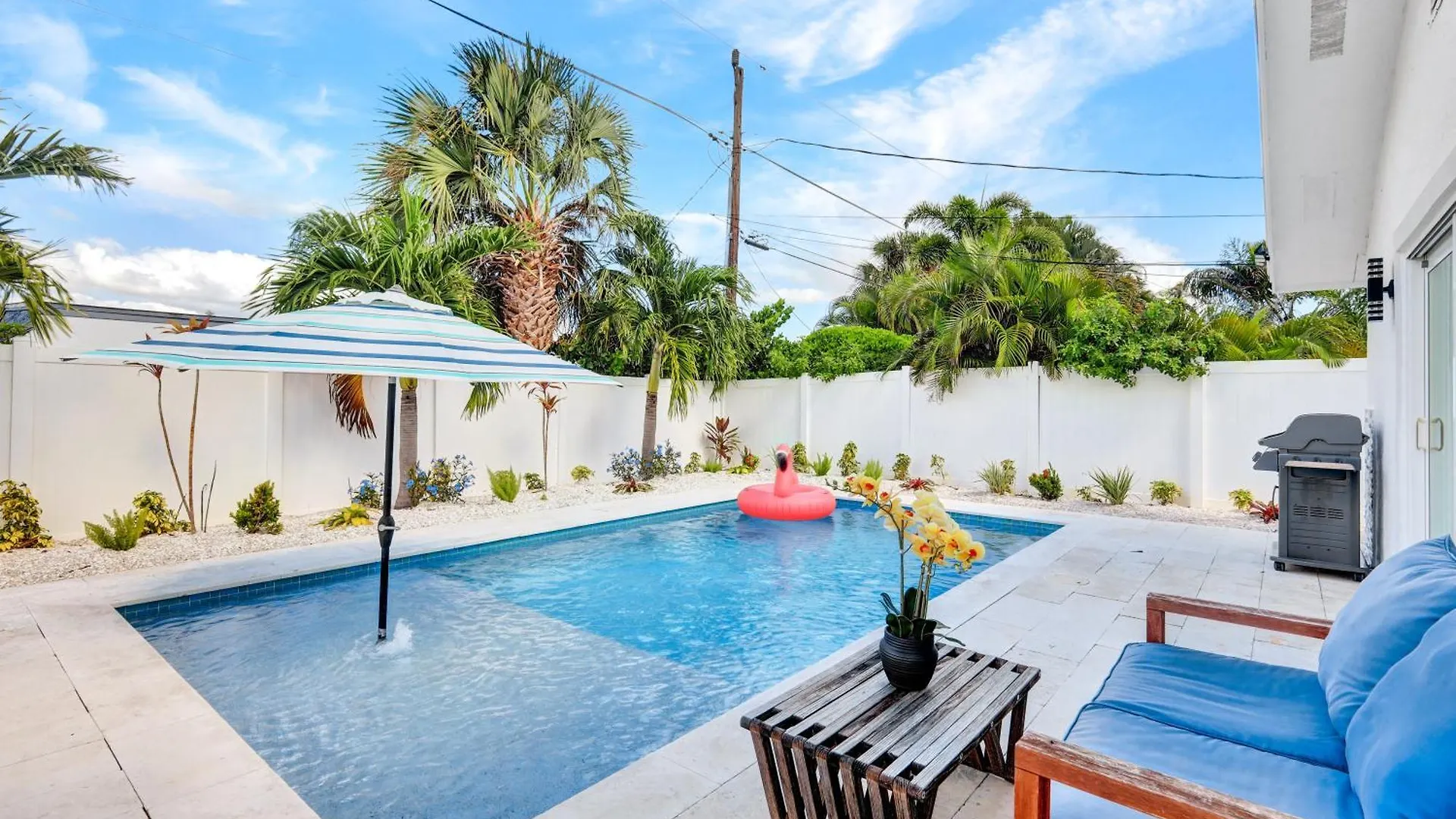 Holiday home January Sale! Palm Tree Paradise - 1 Mile To The Beach! Beautiful Heated Pool! Naples