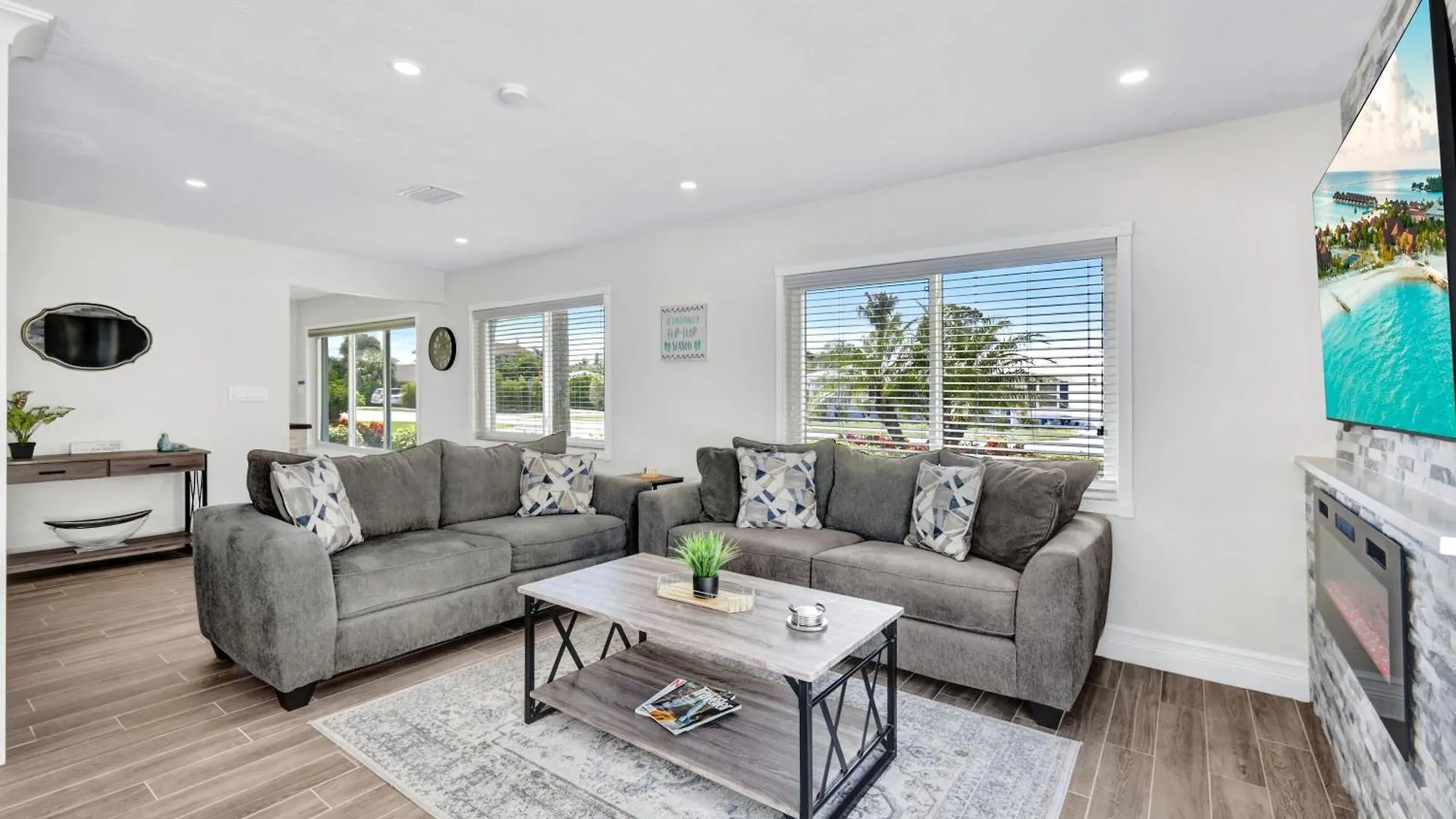 January Sale! Palm Tree Paradise - 1 Mile To The Beach! Beautiful Heated Pool!