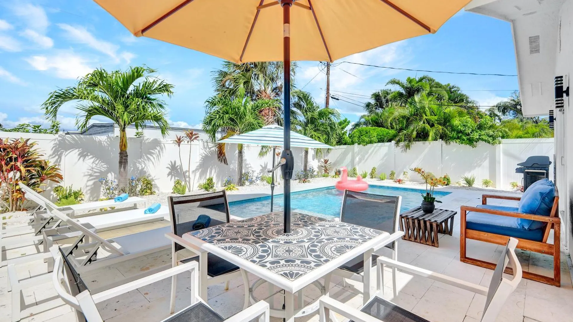 Holiday home January Sale! Palm Tree Paradise - 1 Mile To The Beach! Beautiful Heated Pool!