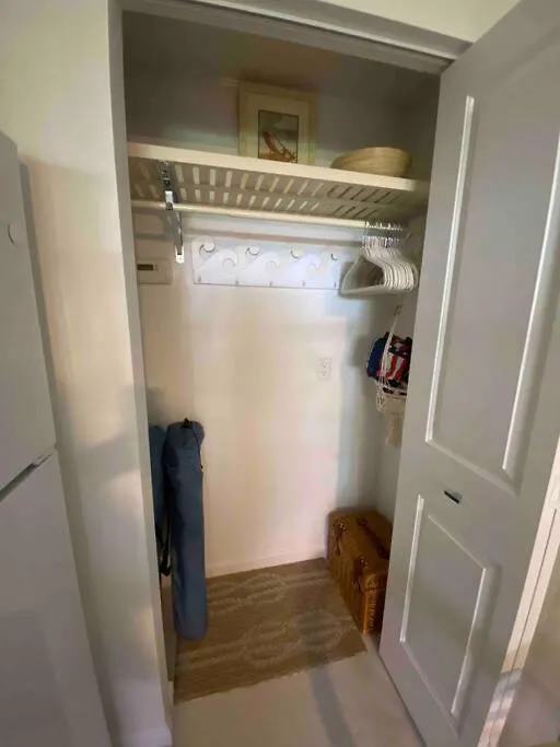 Closest To Vanderbilt Beach, New Remodel, Well Appointed, Bbq, Yard, Very Private Many Extras! Apartment *