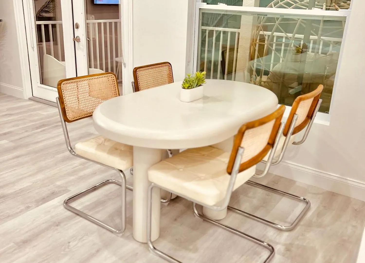 Holiday home New 2br 2ba Modern Botanical Canvas *