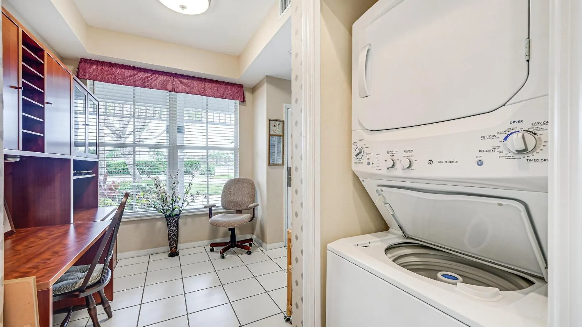 With Pond Views And Patio - Near Golf! Apartment *