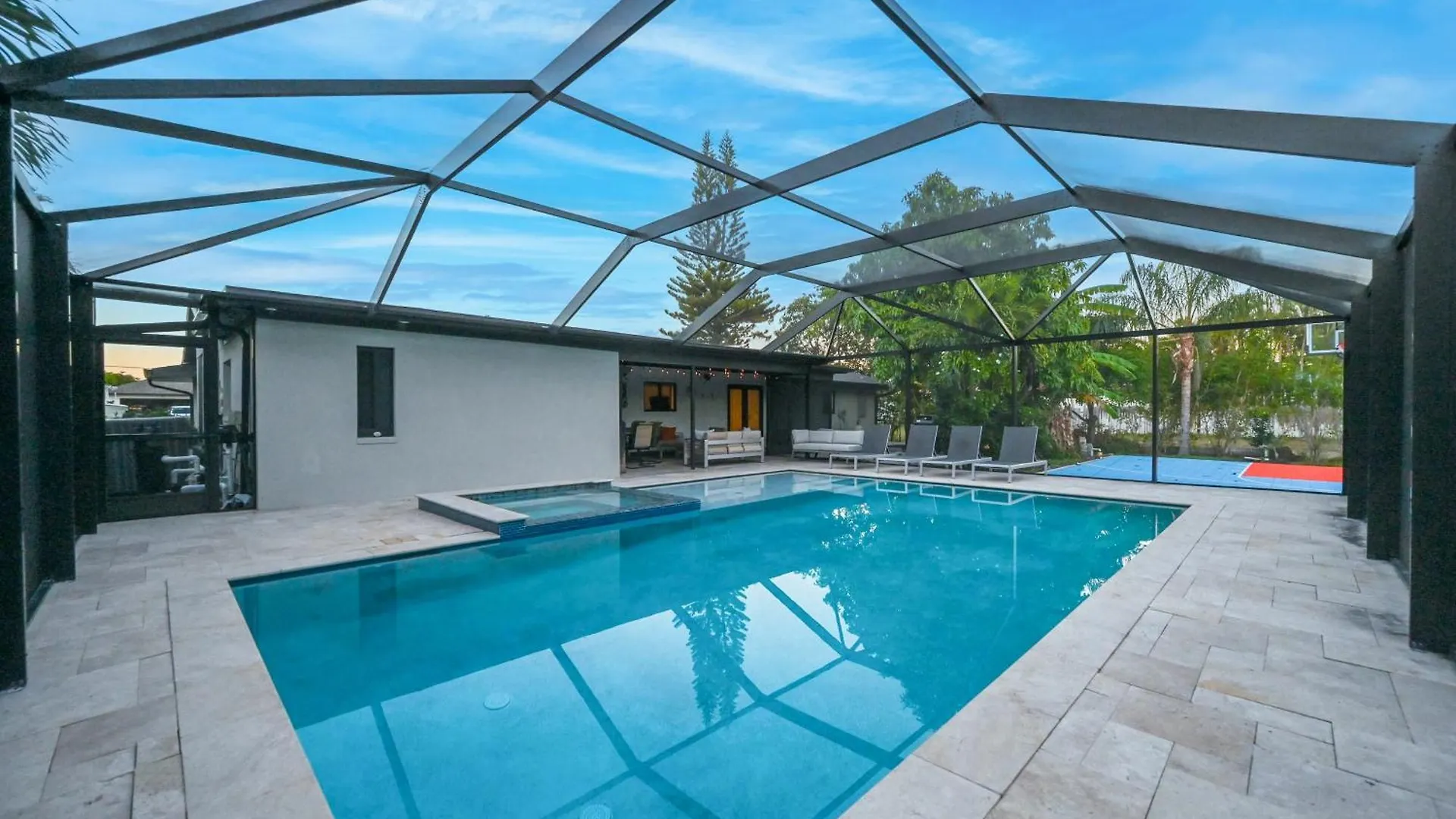 Tropical Hideaway - 1 Mi To Beaches!