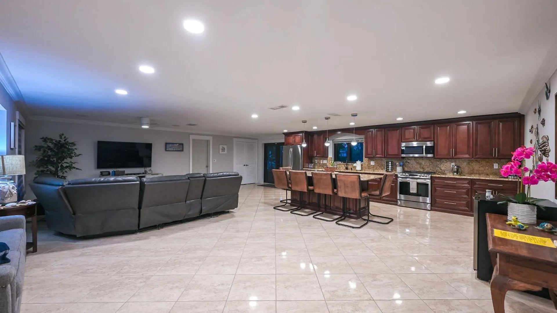 Holiday home Tropical Hideaway - 1 Mi To Beaches!