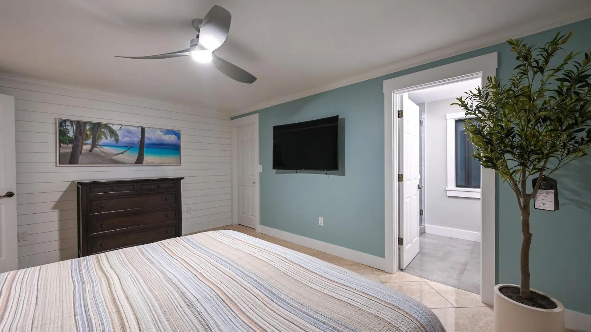 Tropical Hideaway - 1 Mi To Beaches!