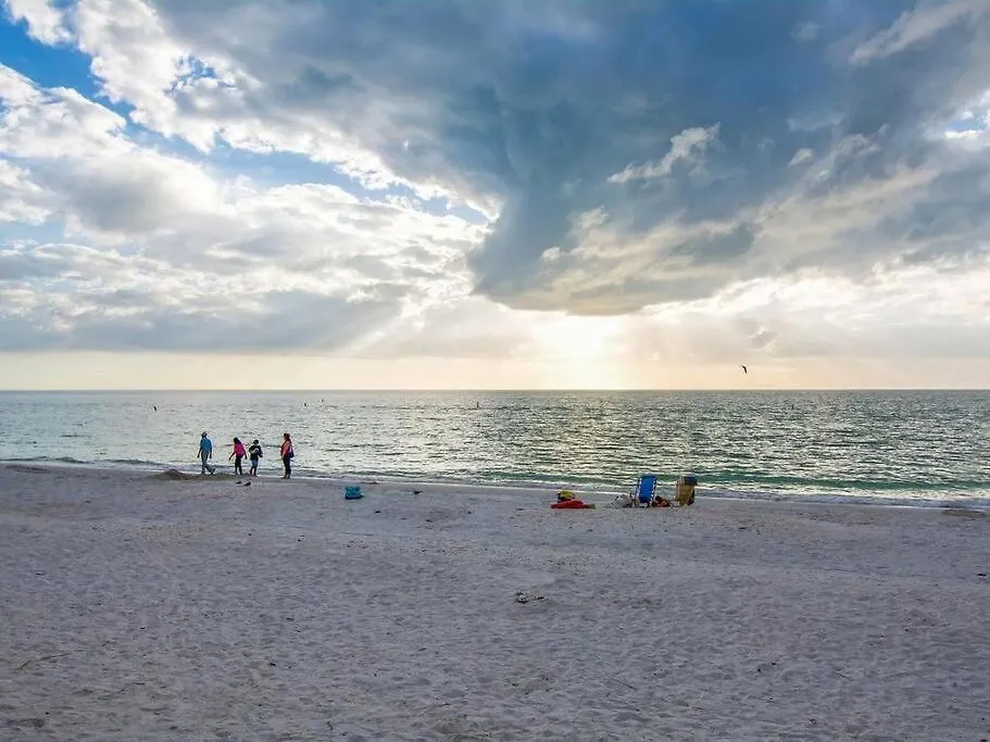 Park Shore Beautiful Floor 2bed 2bath