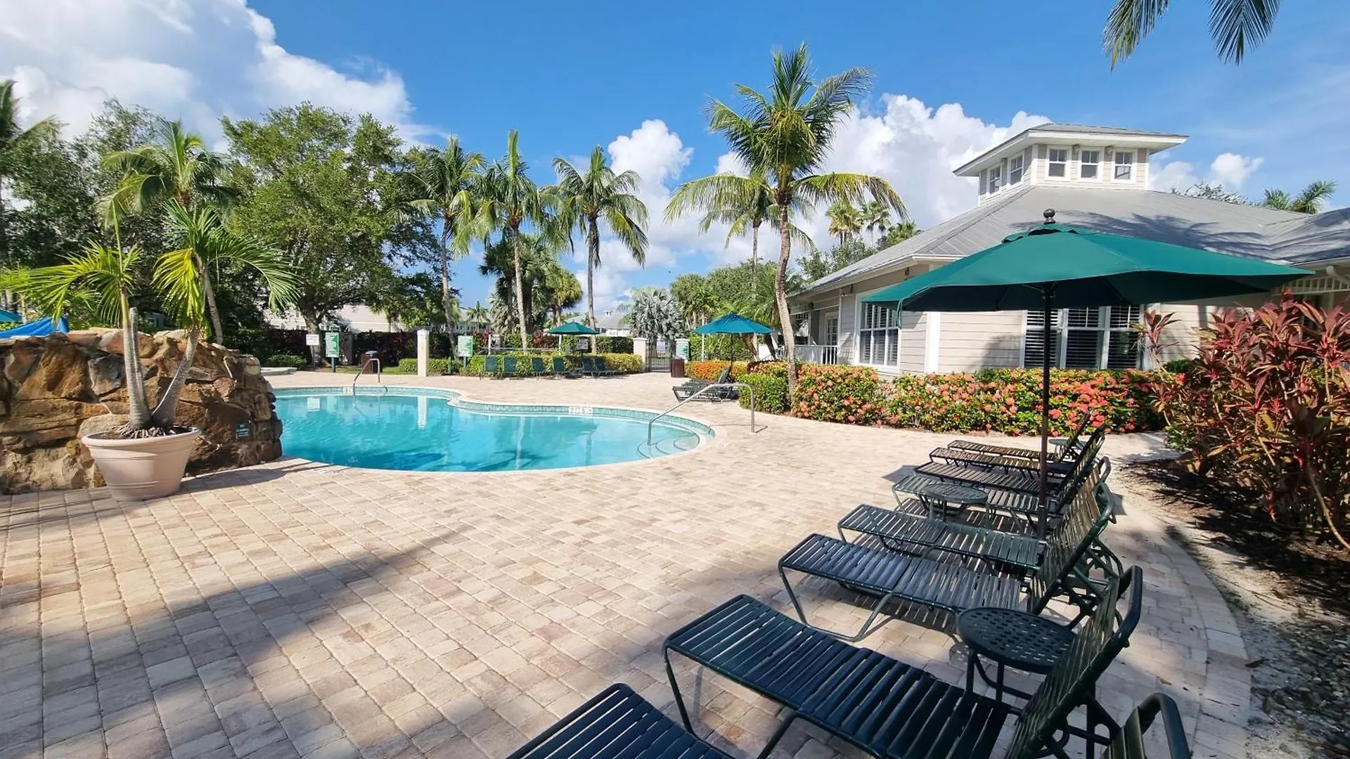Stunning 2-bedroom Den In Greenlinks Apartment *
