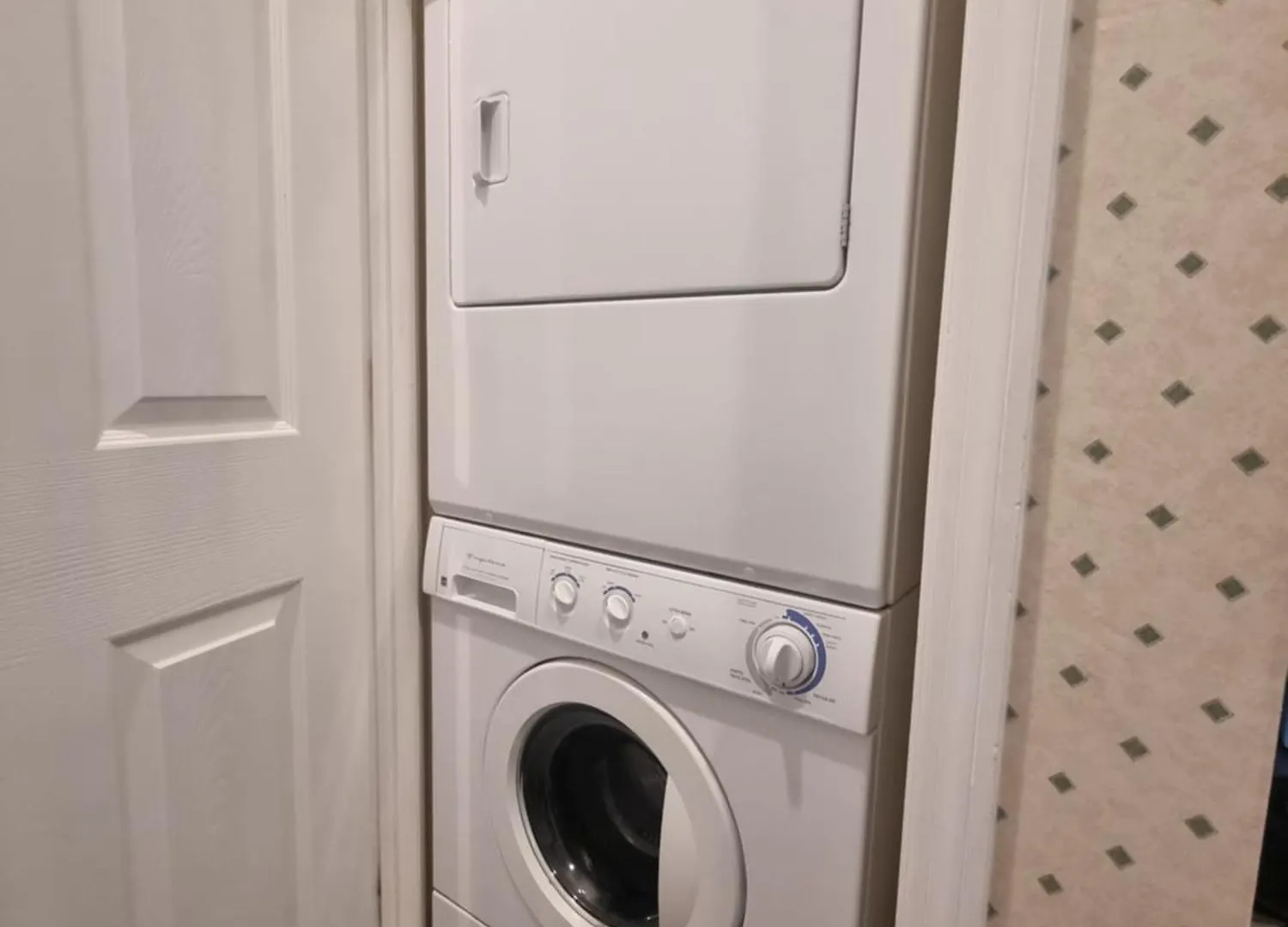 Stunning 2-bedroom Den In Greenlinks Apartment *