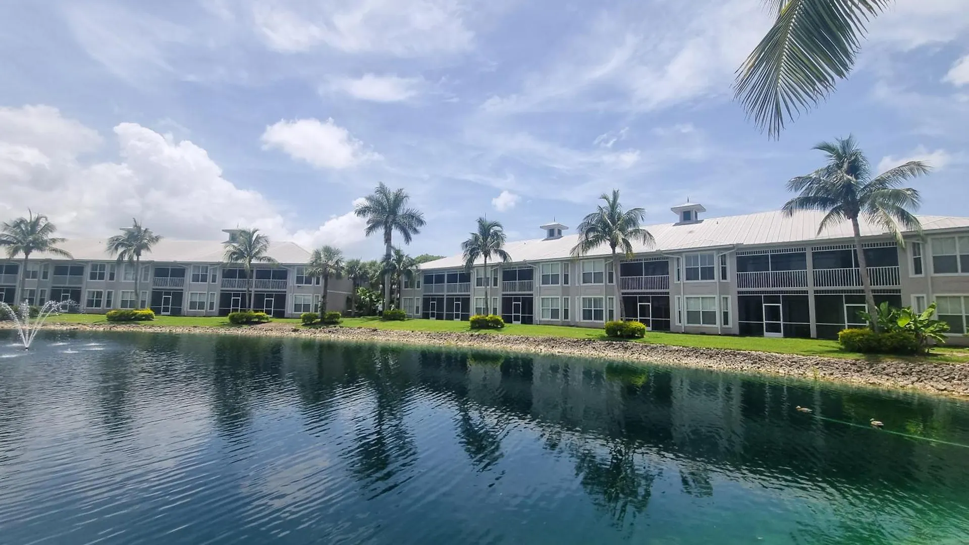 Stunning 2-bedroom Den In Greenlinks Apartment *